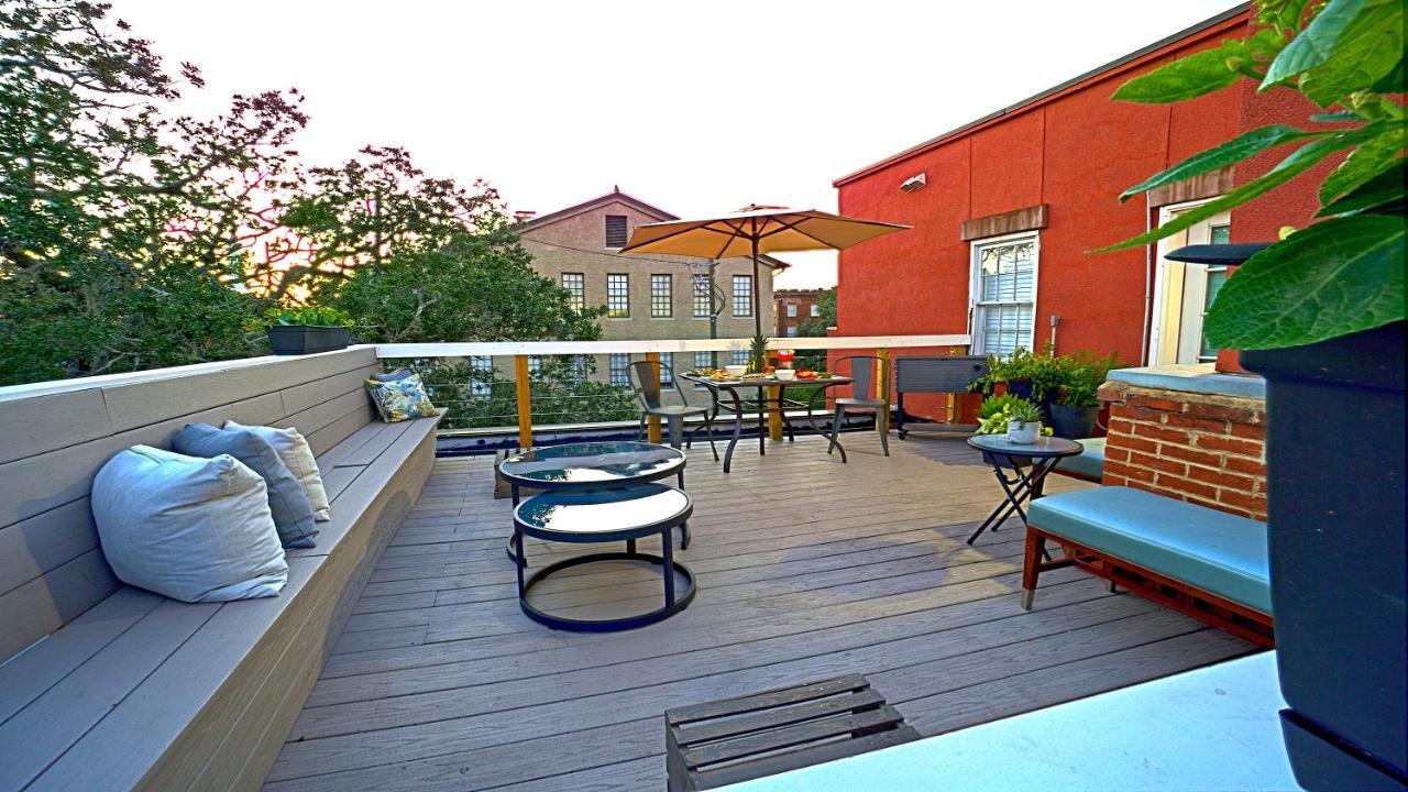 Sprawling Penthouse With Rooftop Deck Blocks From The River Savannah Kültér fotó